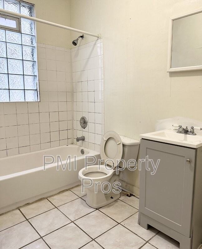 816 W Scott St Lowr Front - Photo 3 of 5