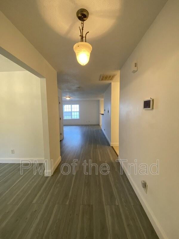 202 Kinnley Ct - Photo 2 of 33