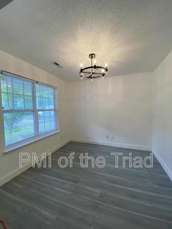 202 Kinnley Ct - Photo 3 of 33