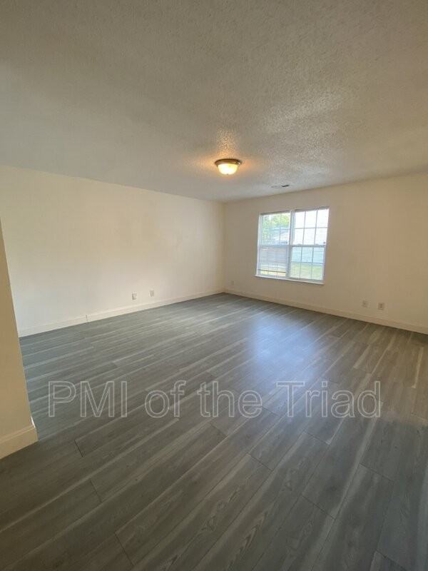 202 Kinnley Ct - Photo 4 of 33