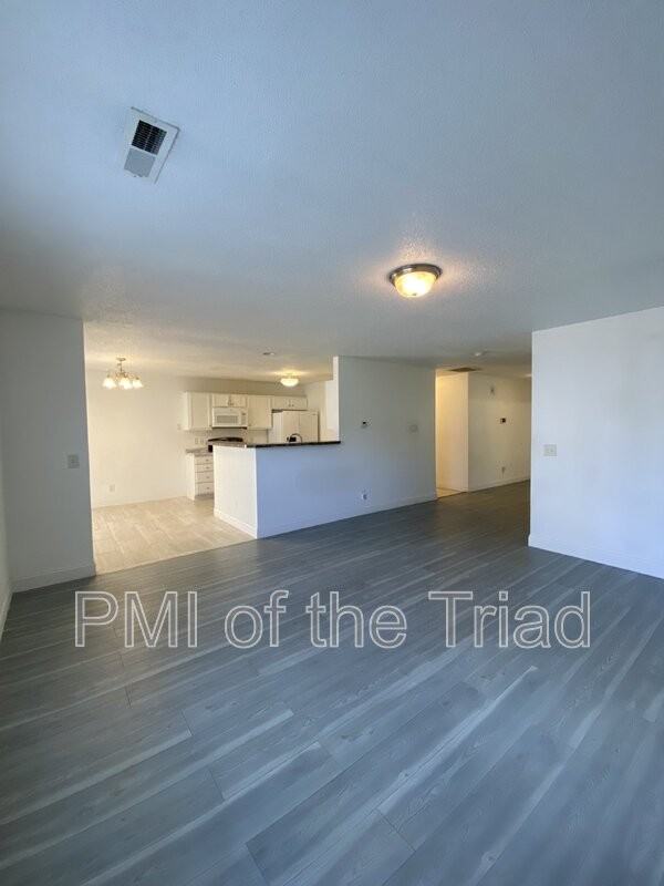 202 Kinnley Ct - Photo 5 of 33