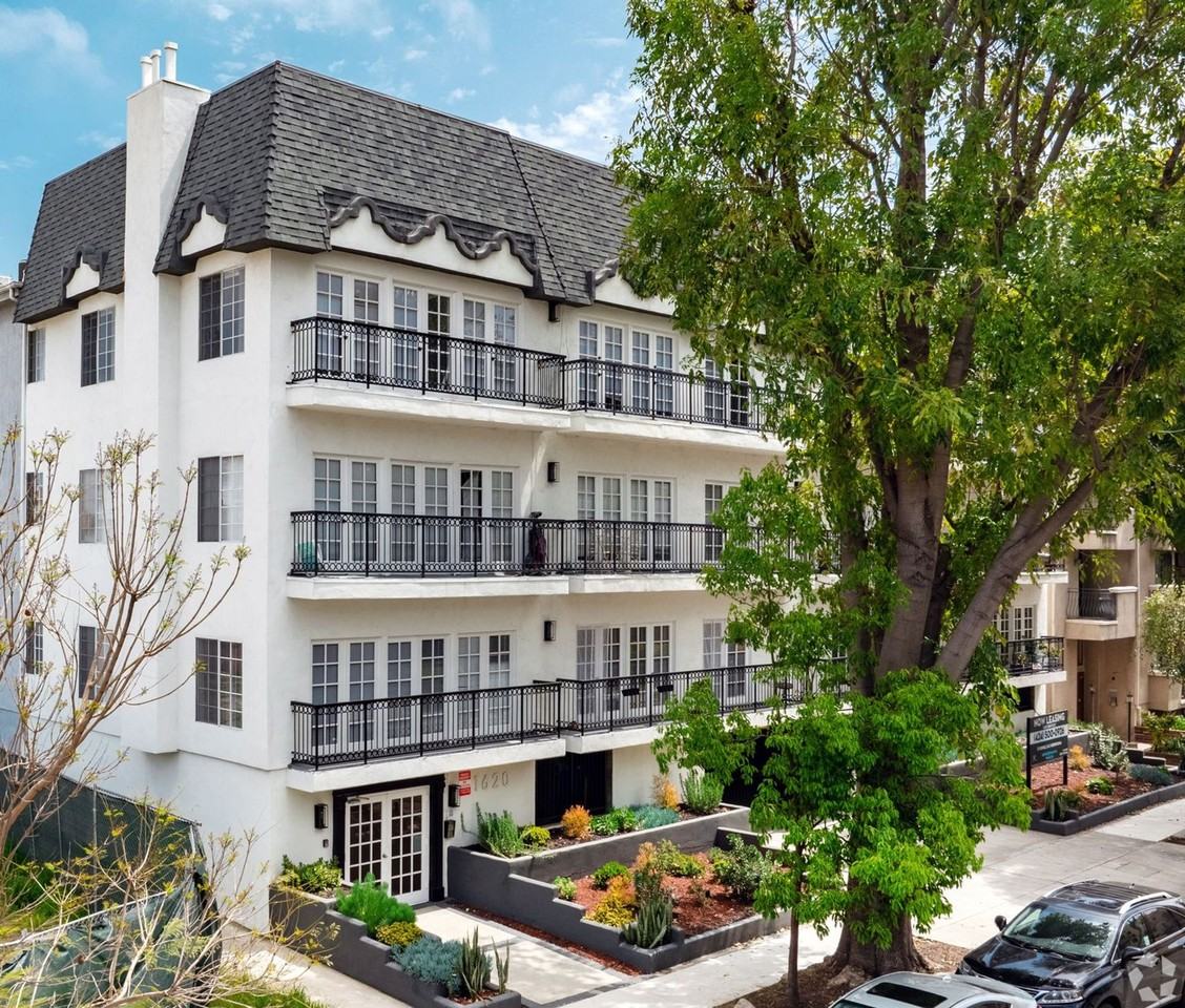 1620 South Bentley Ave - Photo 2 of 43