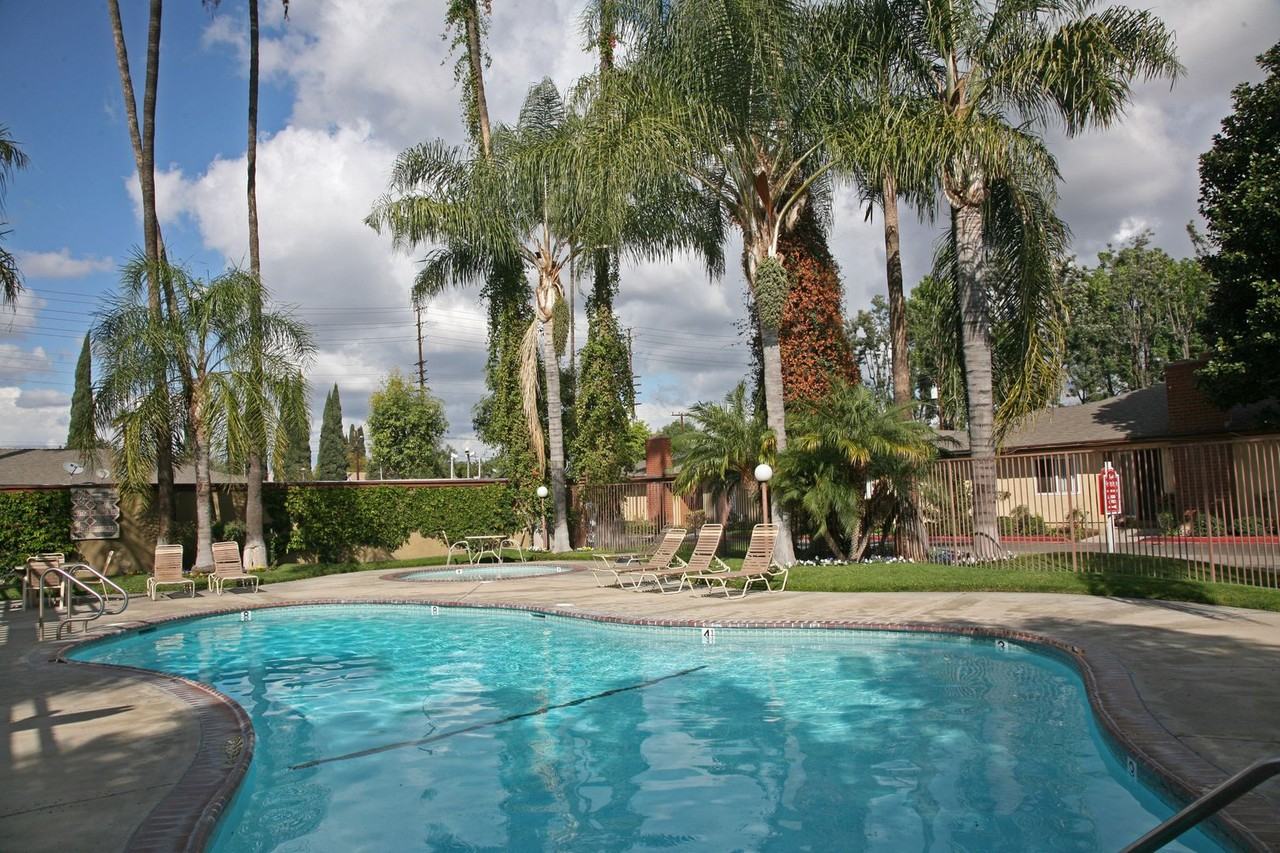 Country Squire Apartments - Photo 4 of 28