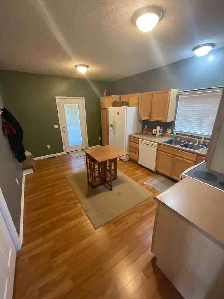 313 E 16th St - Photo 6 of 26