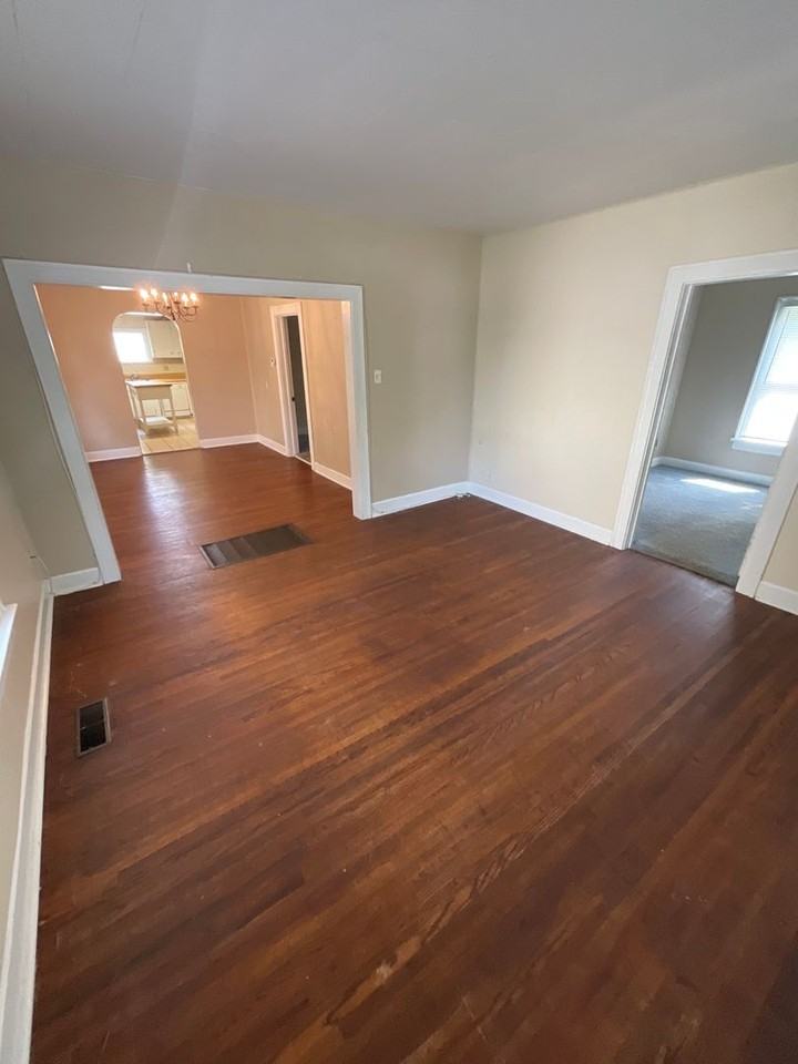 315 E 16th St - Photo 3 of 21