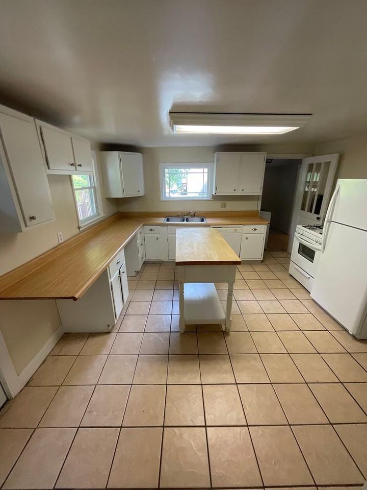 315 E 16th St - Photo 5 of 21