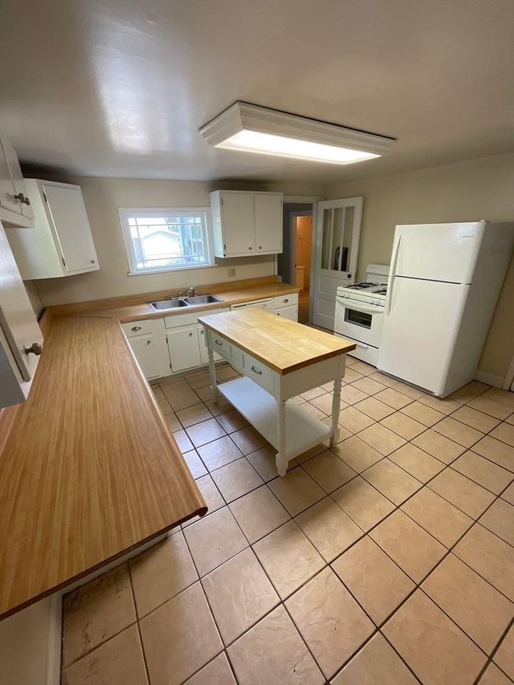 315 E 16th St - Photo 6 of 21