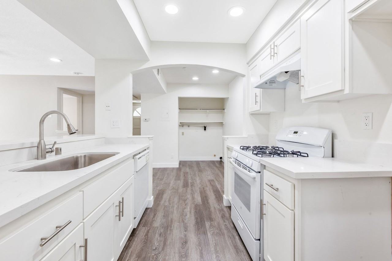 Palm Court Apartments - Photo 4 of 30