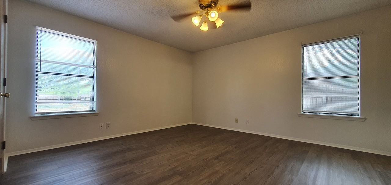 2922 N Oakes St - Photo 2 of 23