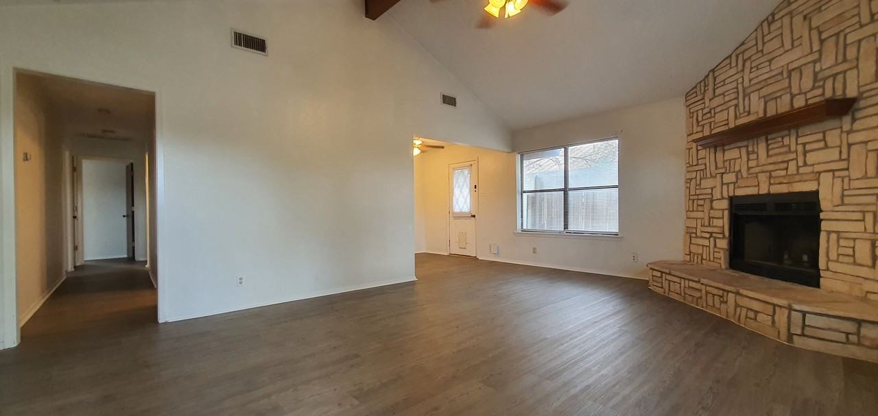 2922 N Oakes St - Photo 2 of 23