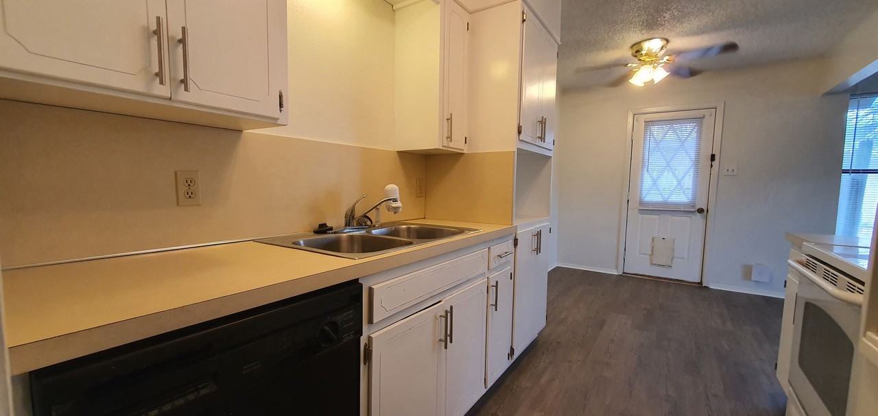 2922 N Oakes St - Photo 7 of 23