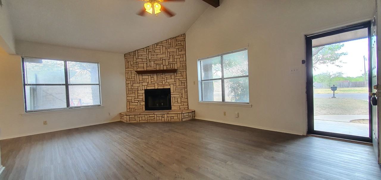2922 N Oakes St - Photo 3 of 23