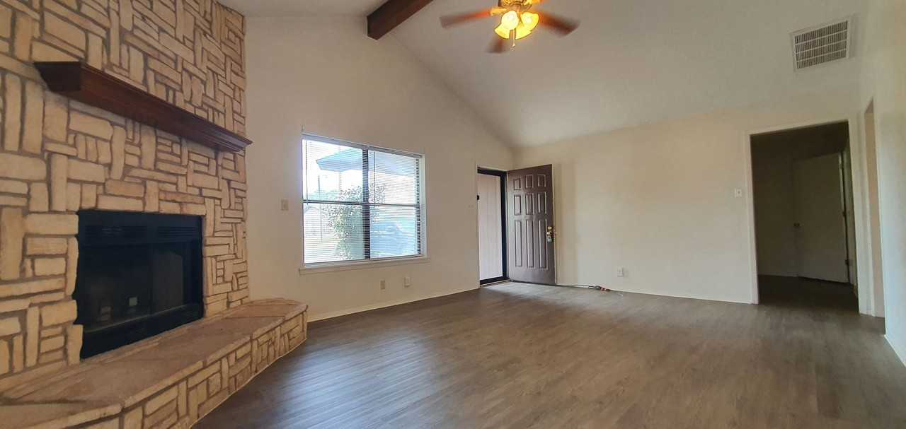 2922 N Oakes St - Photo 4 of 23