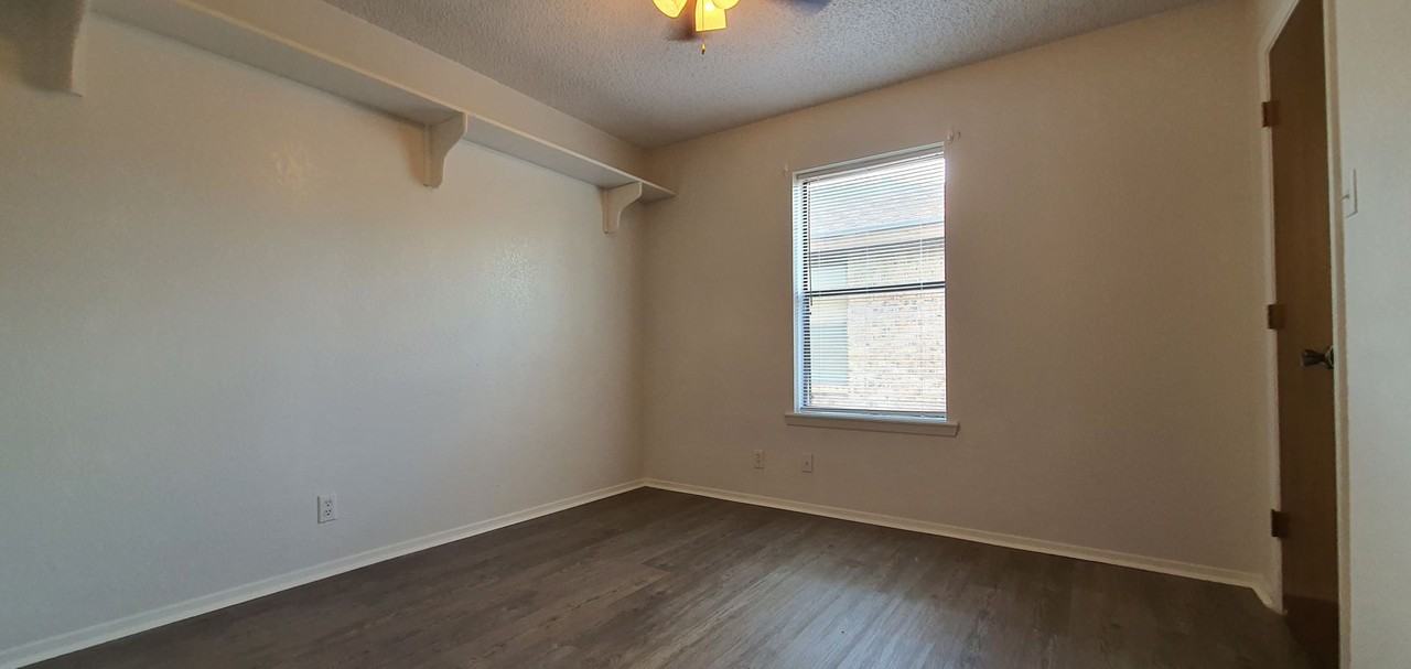 2922 N Oakes St - Photo 2 of 23