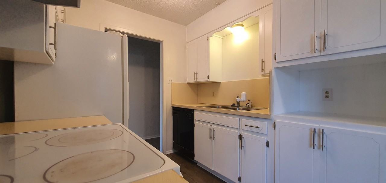 2922 N Oakes St - Photo 3 of 23