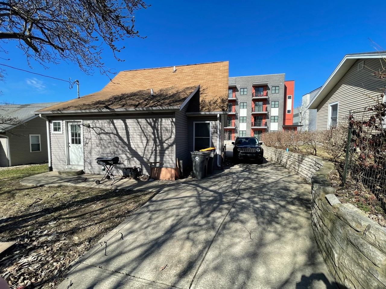 304 E 17th St - Photo 3 of 17