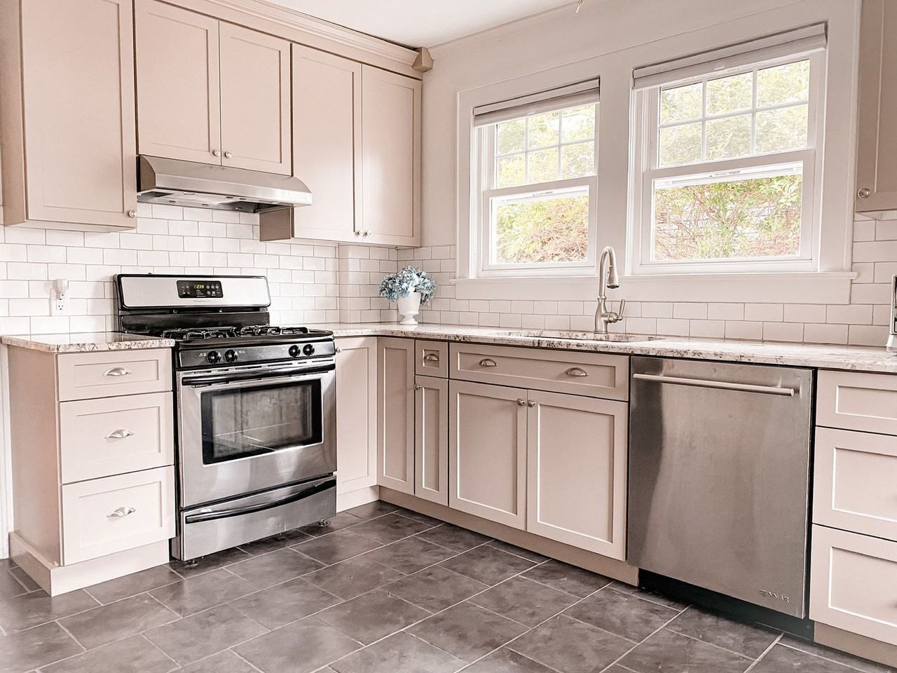 61 Lexington Pkwy - Photo 3 of 23