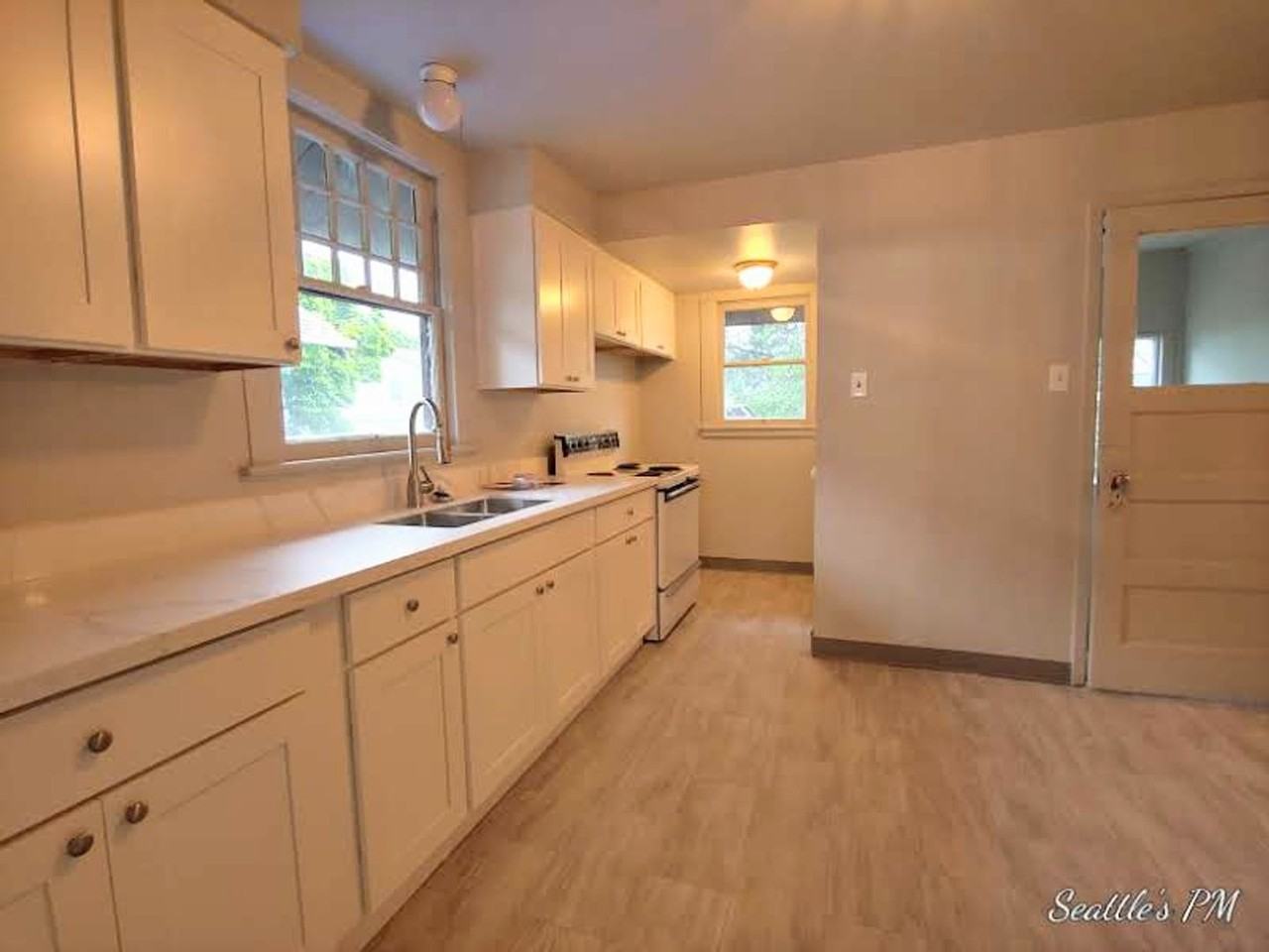 843 Ne 56th St - Photo 6 of 19