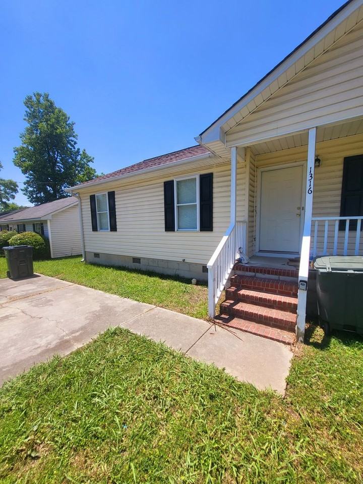 1316 Ardmore Dr - Photo 2 of 12