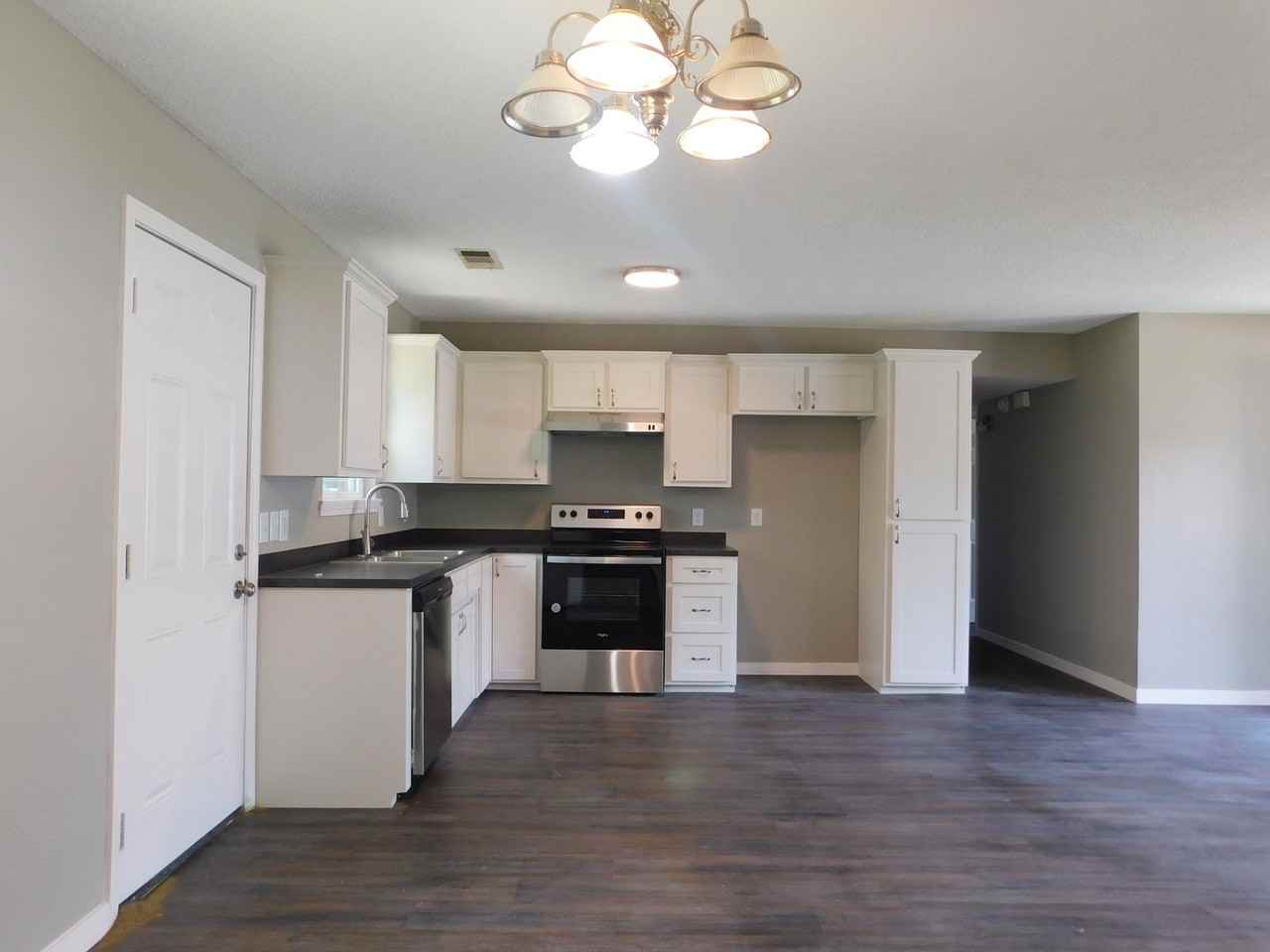 1903 Cherrybark Bnd - Photo 2 of 6