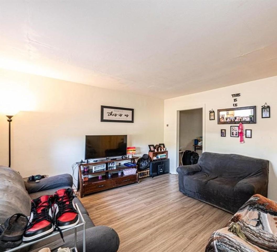 15th SE 281-283 - Photo 3 of 12