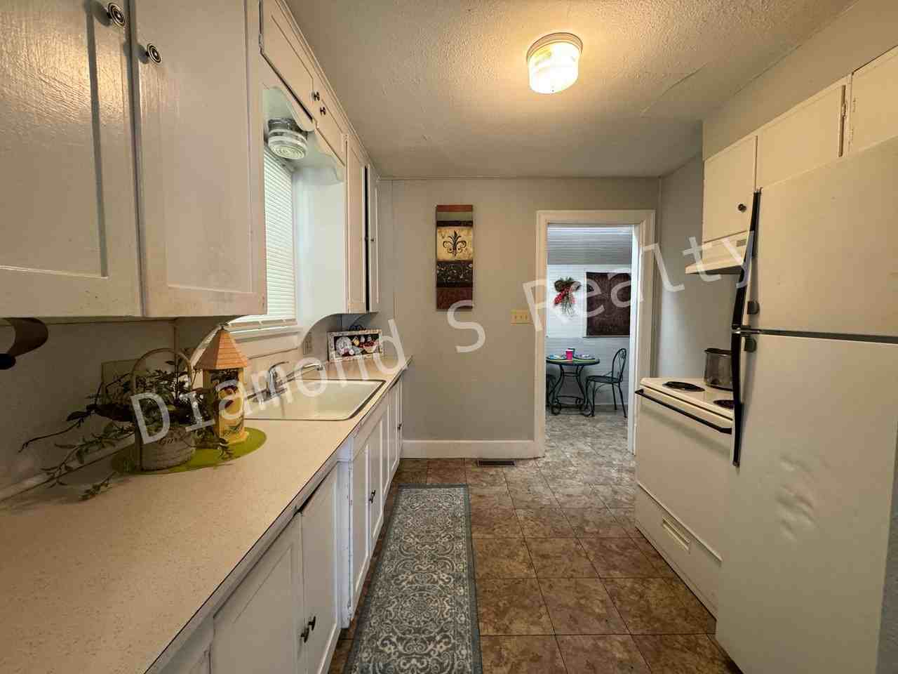 1911 W Elm St - Photo 6 of 15