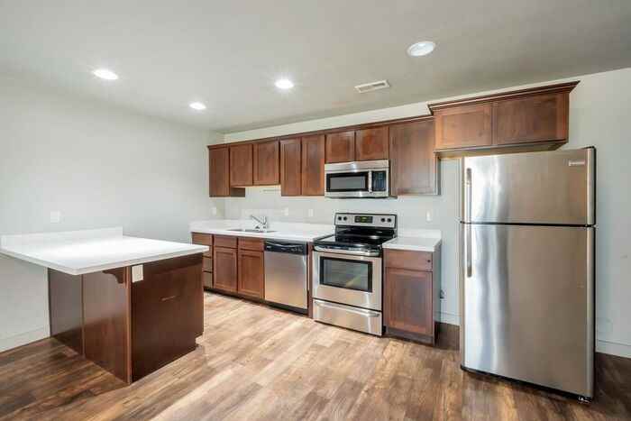 732 E 150 N - Photo 2 of 24