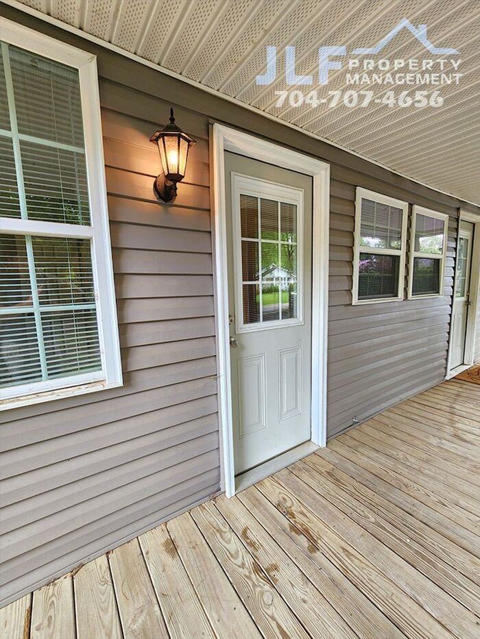 1421 Oakshade Ave - Photo 2 of 25