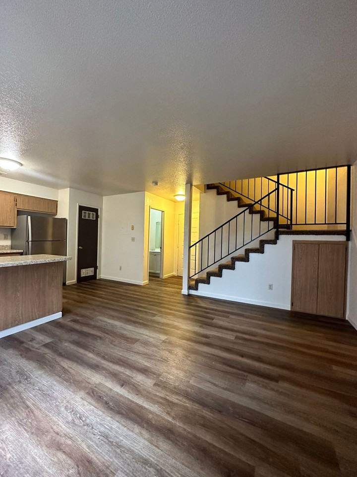 HUGE 4 BEDROOM Townhome! - Photo 2 of 8