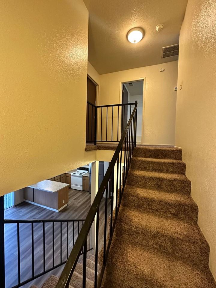 HUGE 4 BEDROOM Townhome! - Photo 3 of 8