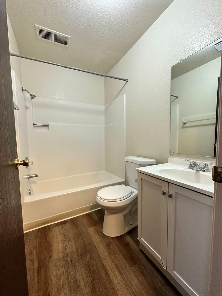 HUGE 4 BEDROOM Townhome! - Photo 4 of 8