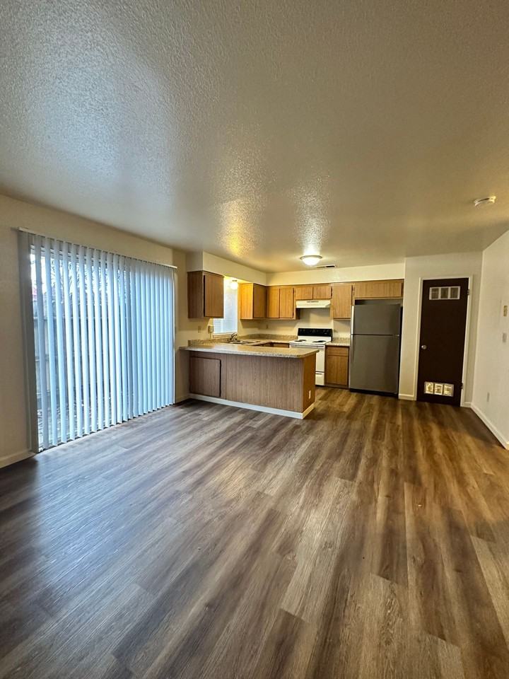 HUGE 4 BEDROOM Townhome! - Photo 5 of 8