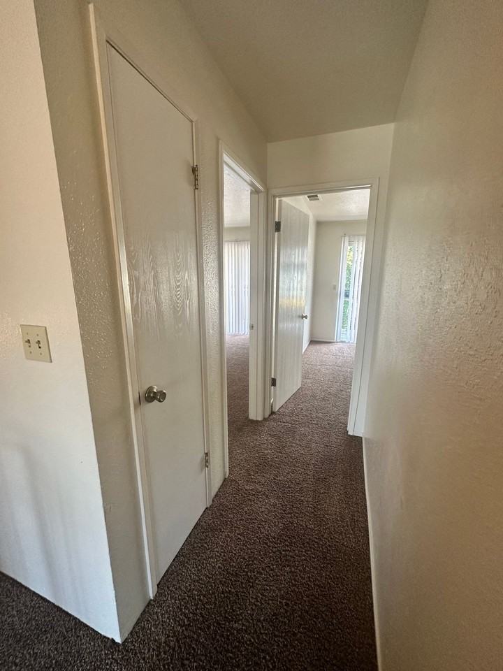 HUGE 4 BEDROOM Townhome! - Photo 6 of 8