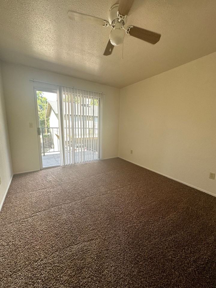 HUGE 4 BEDROOM Townhome! - Photo 7 of 8