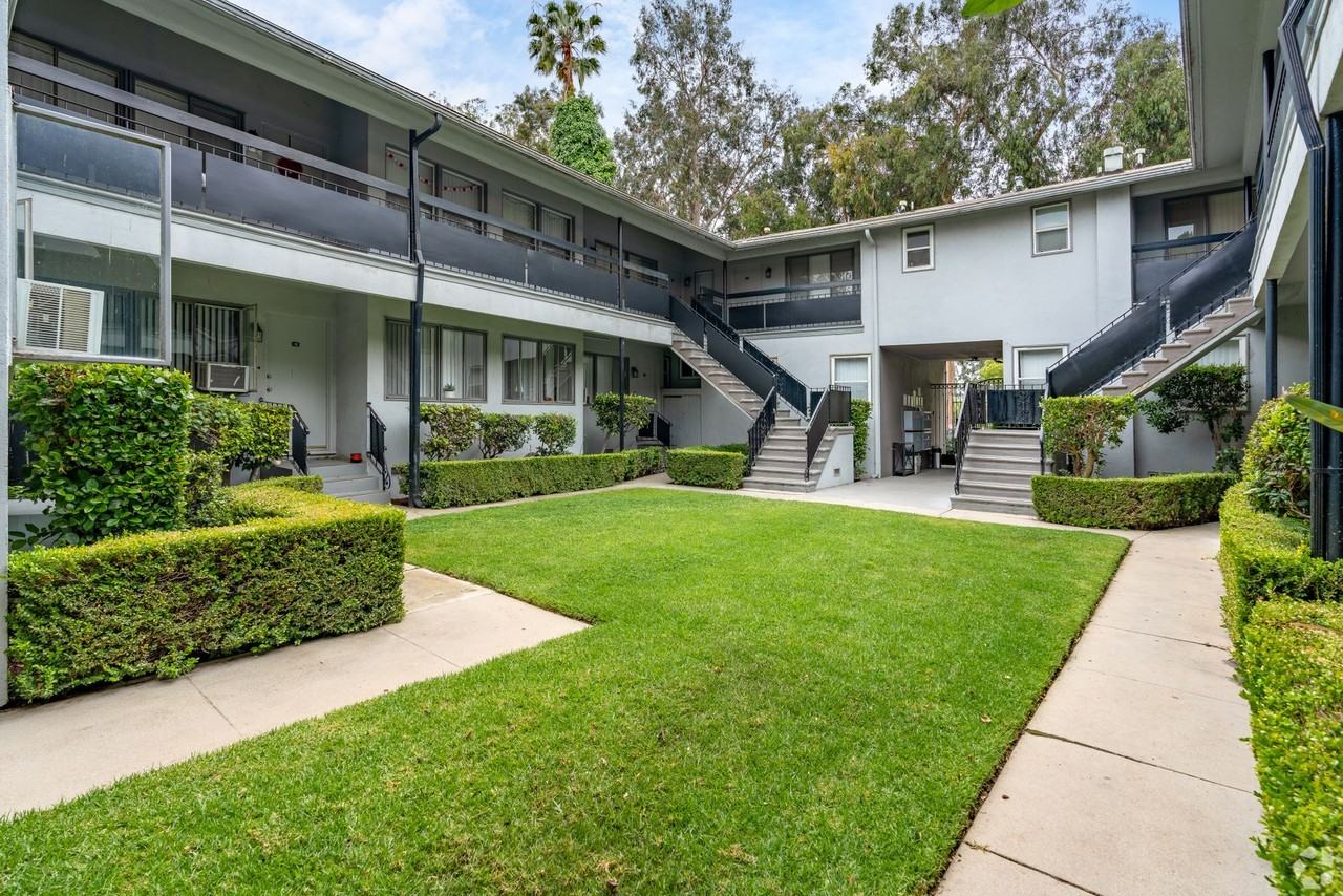 652 Veteran Ave - Photo 5 of 31