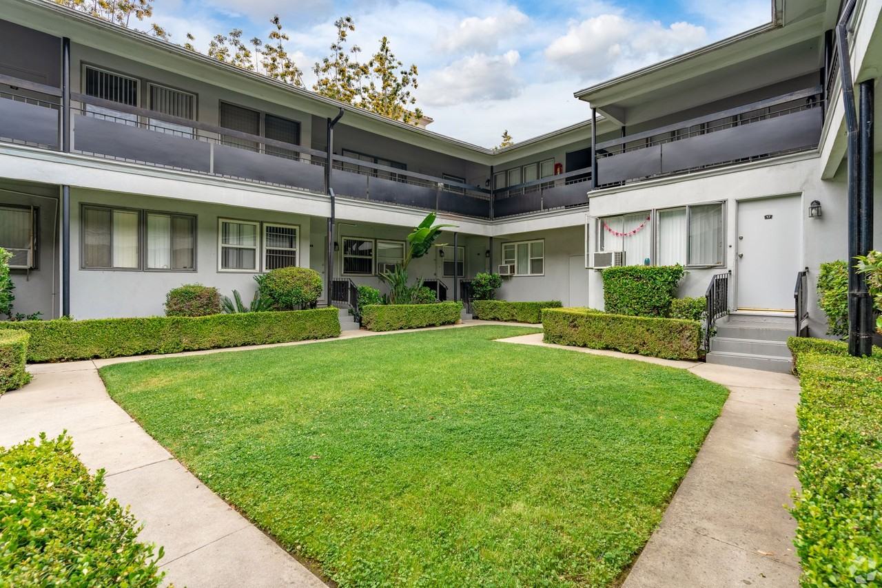 652 Veteran Ave - Photo 6 of 31