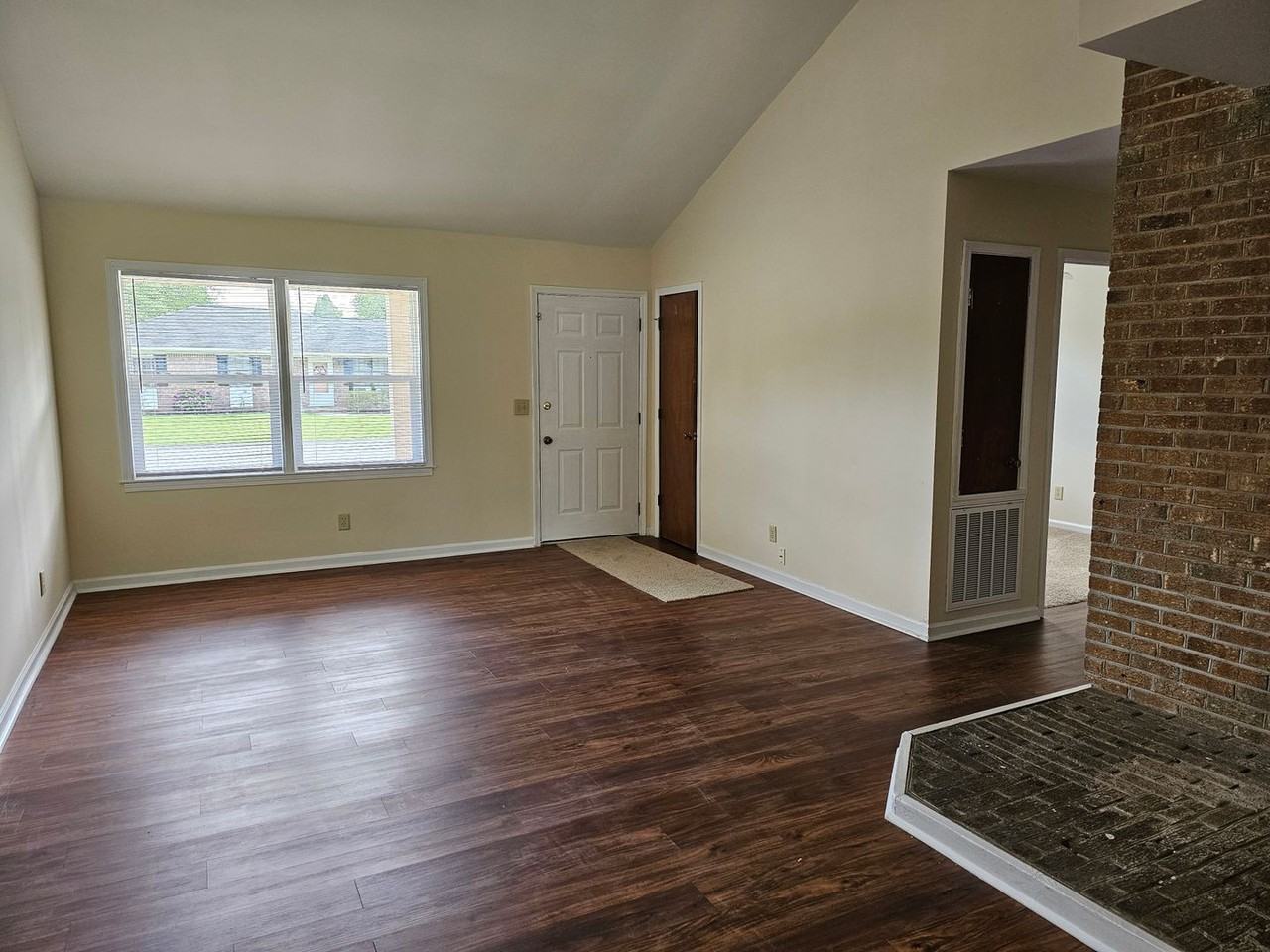 402 Village Green Cir - Photo 3 of 13
