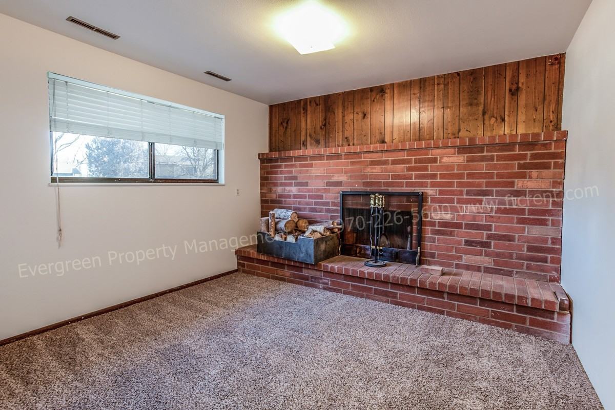 1925 Leicester Way - Photo 2 of 28