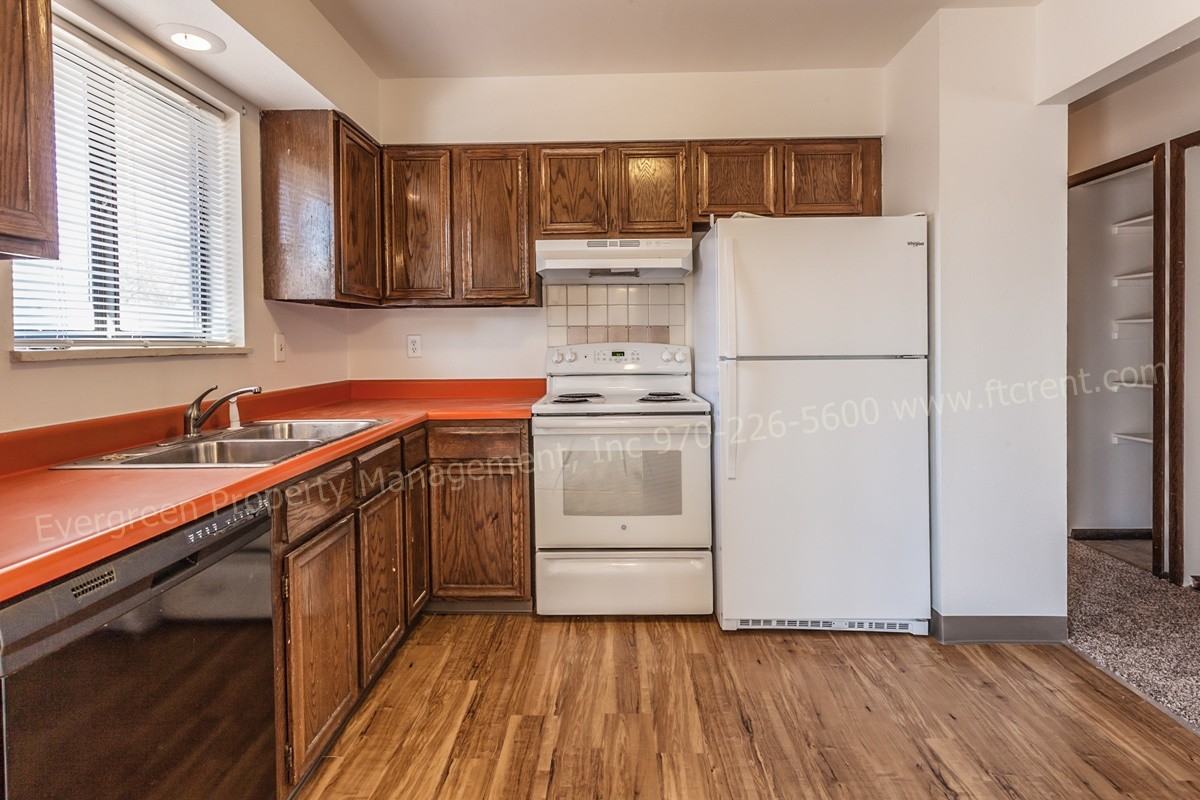 1925 Leicester Way - Photo 4 of 28