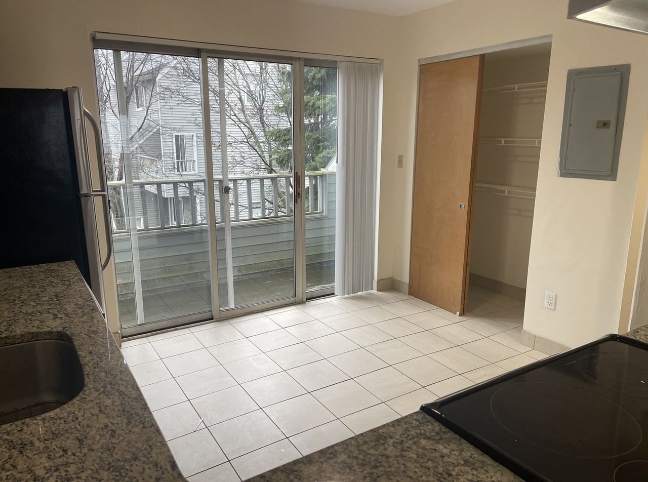 138 N Beacon St - Photo 4 of 17