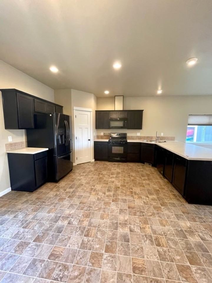 61351 Kobe St - Photo 3 of 27