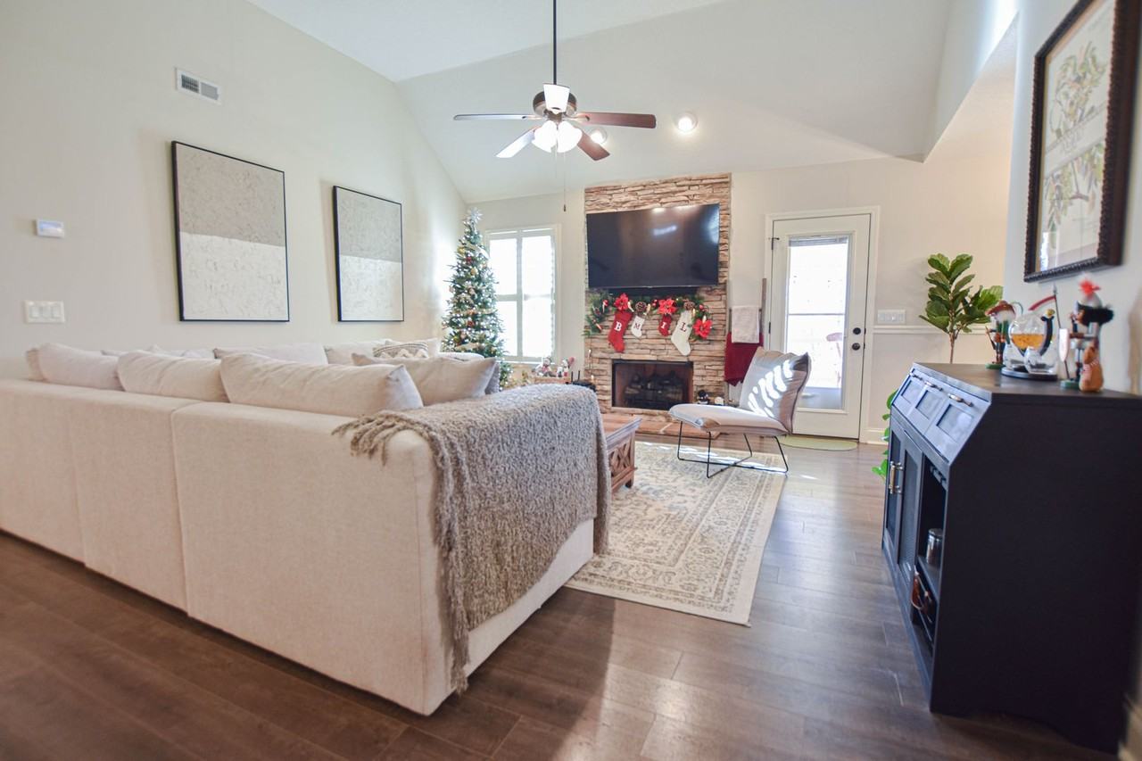 450 Cyprus Ct - Photo 2 of 20