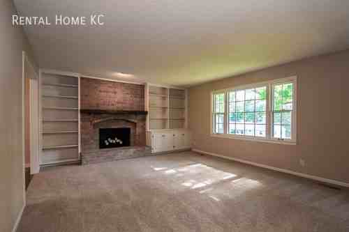 9018 Farley St - Photo 3 of 41