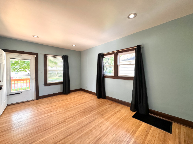 930 Brinton Dr - Photo 4 of 20