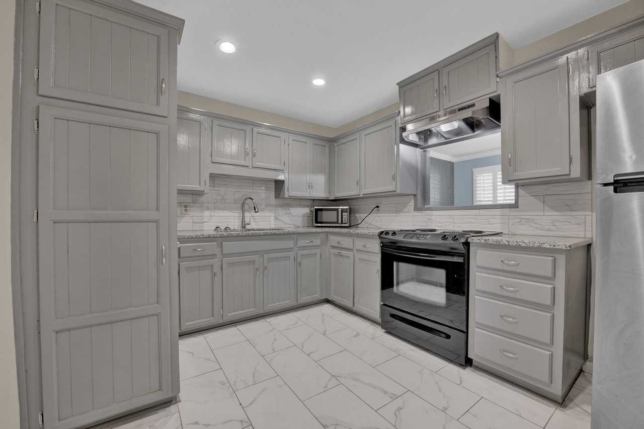 2514 Hawksbury Lane - Photo 2 of 25