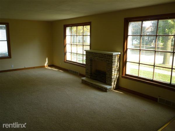 318 S Main St - Photo 3 of 6