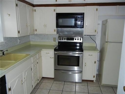 2505 Chevy Chase Dr - Photo 2 of 6