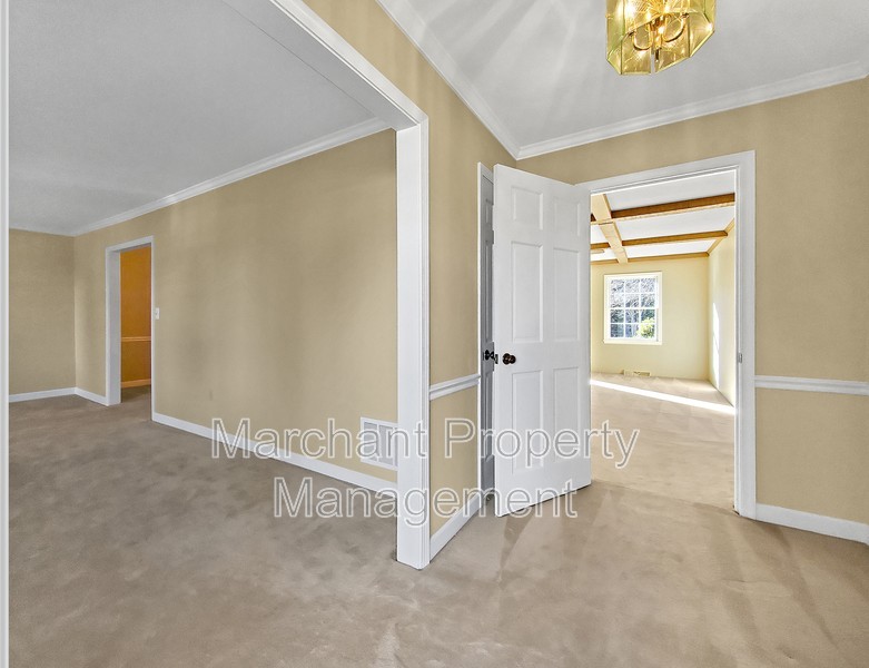 100 Pine Wood Dr - Photo 4 of 32