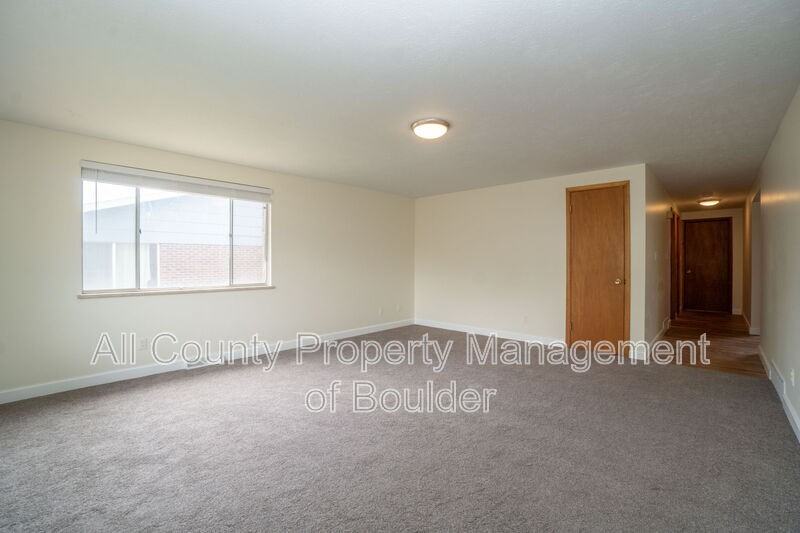 1515 Stuart St - Photo 4 of 15