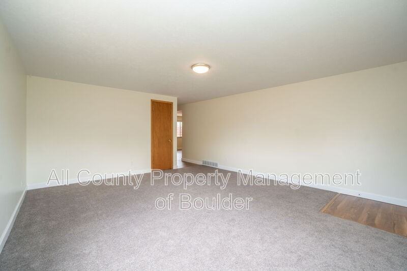 1515 Stuart St - Photo 5 of 15